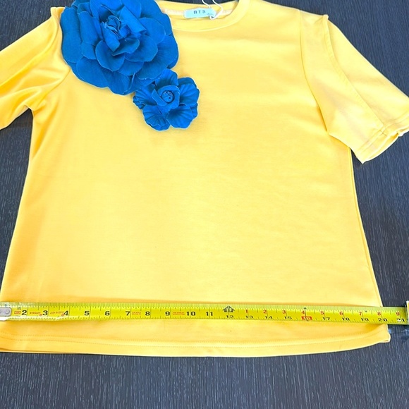 Unique yellow and denim blue  big flower shirt top tee.  New with tags - Picture 4 of 10